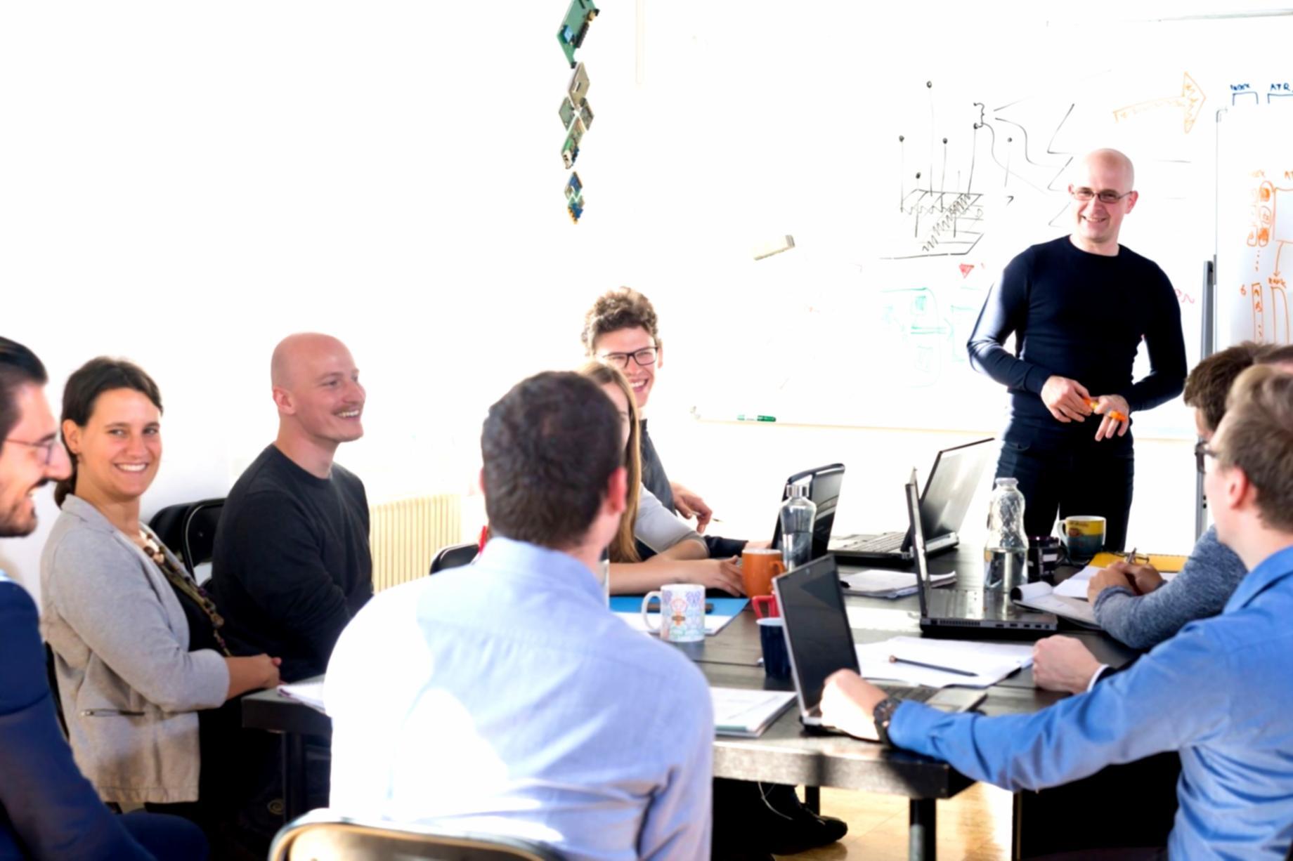 Workshop materiaal en budgetplanning documenten op een werktafel